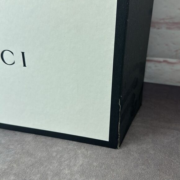 Large Gucci Box & Ribbon - Picture 3 of 7